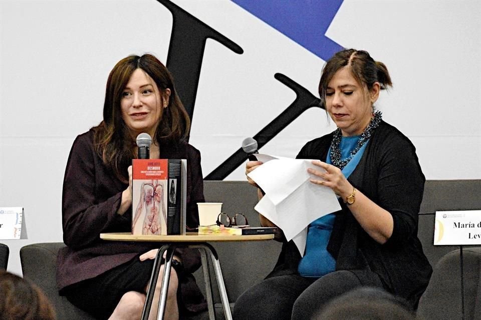 La poeta y ensayista Anne Boyer (izq.) conversó con la novelista María de Alva.