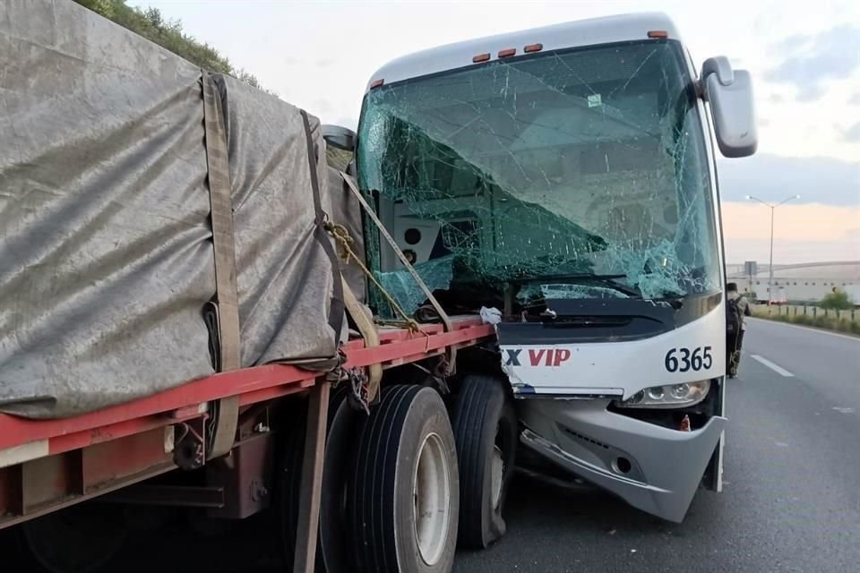 El autobús impactó por alcance la plataforma de la unidad de carga.