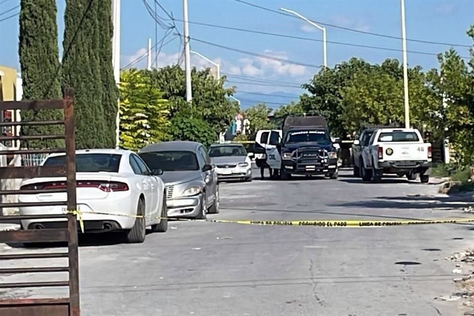 Cuando el hombre salió, uno de los agresores sacó un arma de fuego y le disparó.