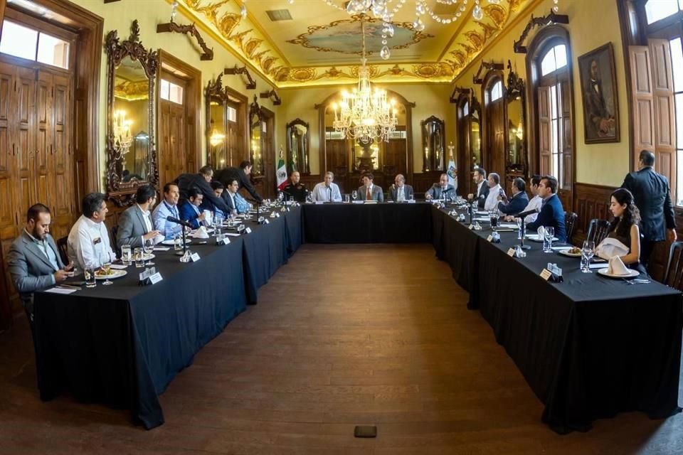 El Gobernador Samuel García, Alcaldes metropolitanos y Secretarios estatales se reunieron en el Palacio de Gobierno.