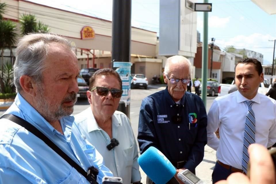 Mauricio Fernández, Alcalde de San Pedro, José Francisco Ochoa, dueño de la cadena, Luis Susarrey, Secretario General, y Fernando Garza, Secretario de Desarrollo Urbano.