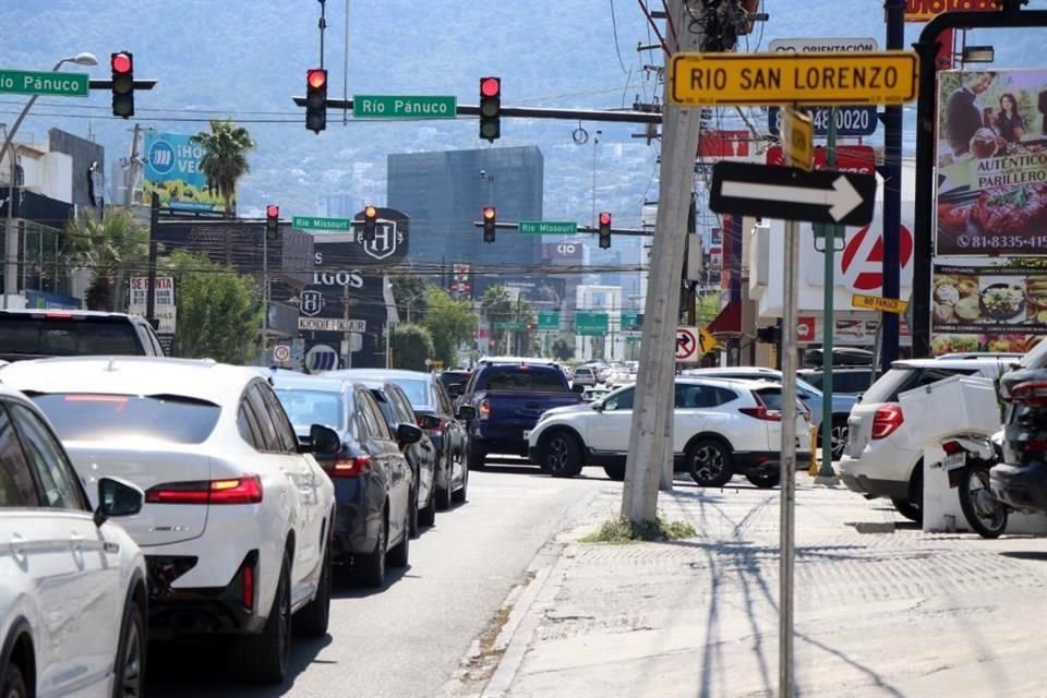 Luis Susarrey explicó que el alto flujo de clientes en el negocio afectan la vialidad de toda la zona de la Colonia Del Valle.