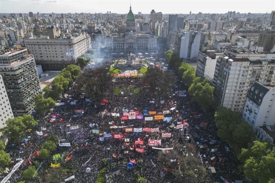 Manifestantes marchan en Buenos Aires contra el ajusto presupuestal de Javier Milei a universidades públicas.