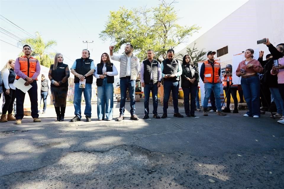 Banderazo de arranque de la obra en Calle Juárez Sur de la Cabecera Municipal de Tlajomulco, acceso principal a la fábrica de Mazapán de la Rosa.