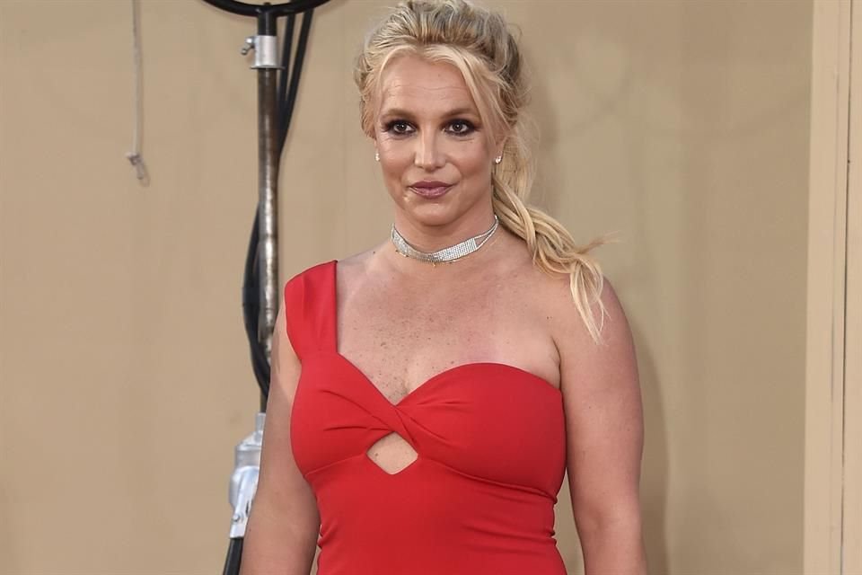 Relata Britney Spears a sus fans que hace seis meses sufrió un accidente casero donde se quemó la cabeza y el rostro y nadie la ayudó.