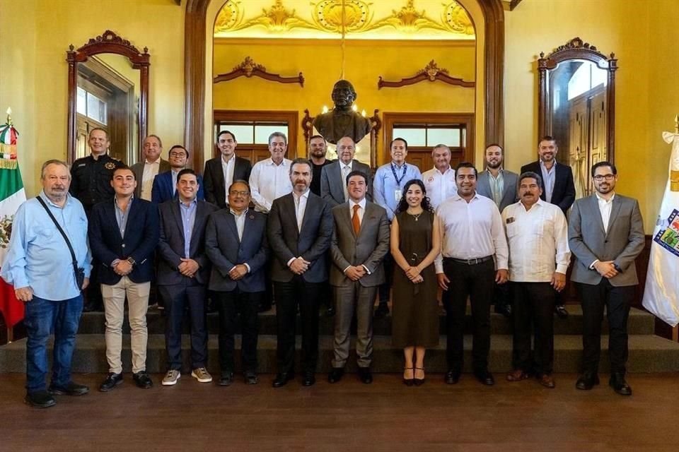 El Gobernador Samuel García se reunió con 14 Alcaldes metropolitanos y Secretarios estatales.