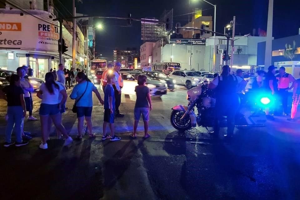 Los manifestantes bloquearon al filo de las 18:00 horas el cruce de la Avenida Pino Suárez y la Calle Ocampo.