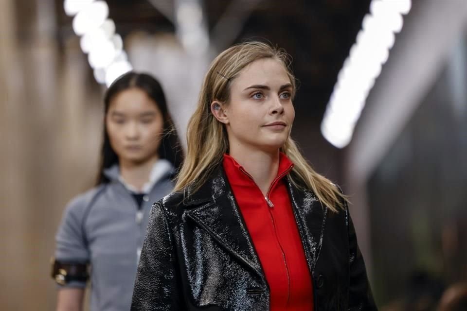 Cara Delevingne formó parte de la pasarela de Miu Miu.