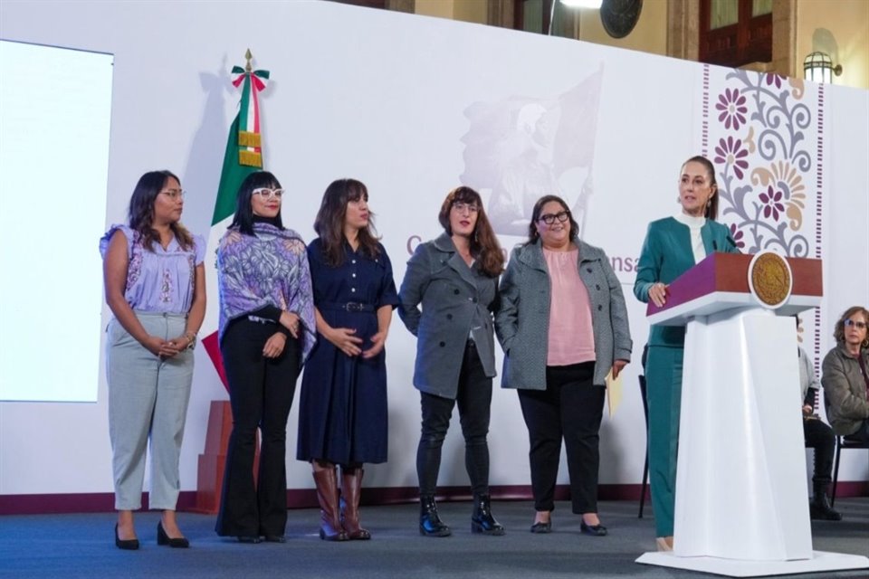 Sheinbaum presentó a quienes elaborarán la cartilla sobre derechos de mujeres.