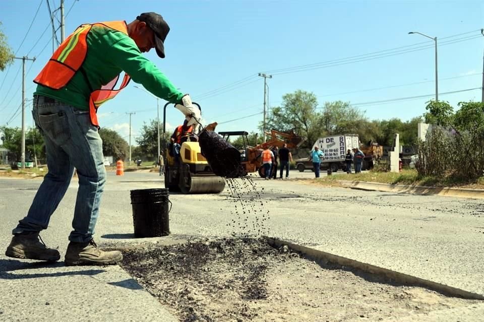 El Municipio de Cadereyta arrancó un programa de bacheo, supervisado por el Alcalde Carlos Rodríguez.