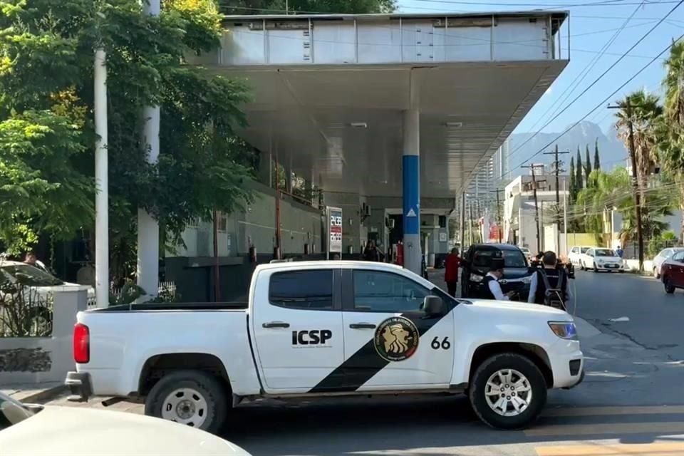 El empleado de una gasolinera daña la caja fuerte de una gasolinera tras ser engañado vía telefónica para intentar abrirla, en Monterrey.