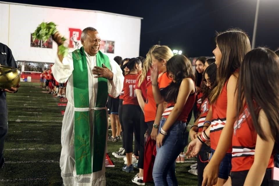 Bendición por el Padre Florencio Rodríguez