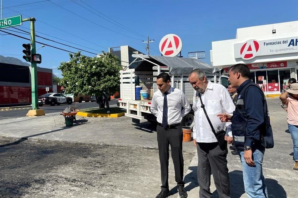 Mauricio Fernández, Alcalde de San Pedro, supervisó el arranque de bacheo junto con Luis Susarrey, Secretario General, y Miguel Ángel Ávila, Secretario de Servicios Públicos.