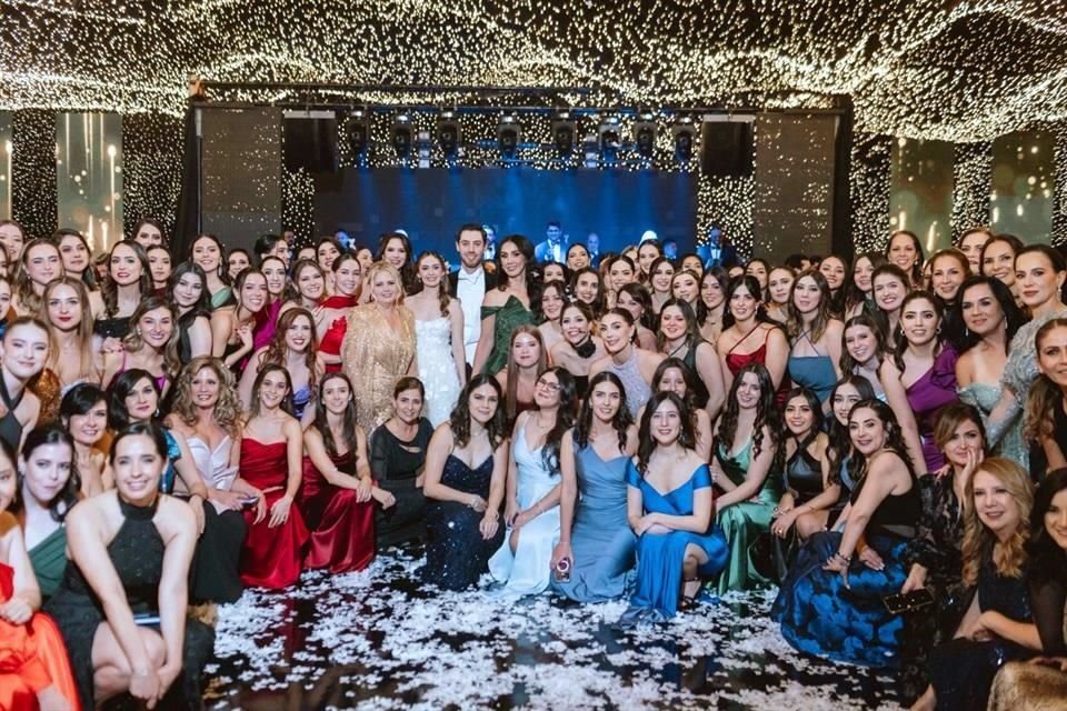 AMIGAS DE LA NOVIA<br>Se tomaron la foto grupal en la boda junto con los novios