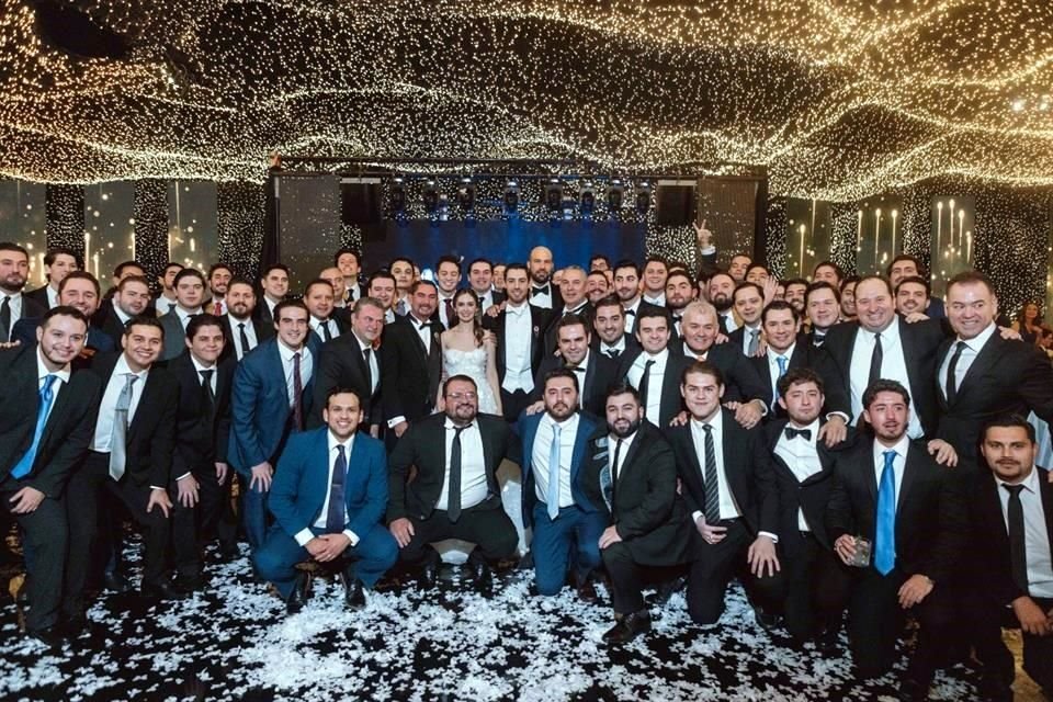 AMIGOS DEL NOVIO<br>Disfrutaron del evento en compañía de los recién casados.