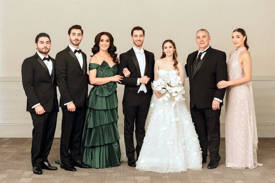 FAMILIA DEL NOVIO<br>Marco Elizondo Lozano, Diego Elizondo Lozano, Rossy Lozano de Elizondo, Gerardo Elizondo Lozano, Lorena Abigaíl Elizondo Páez, Gerardo Elizondo Garza y Sofía Elizondo Lozano