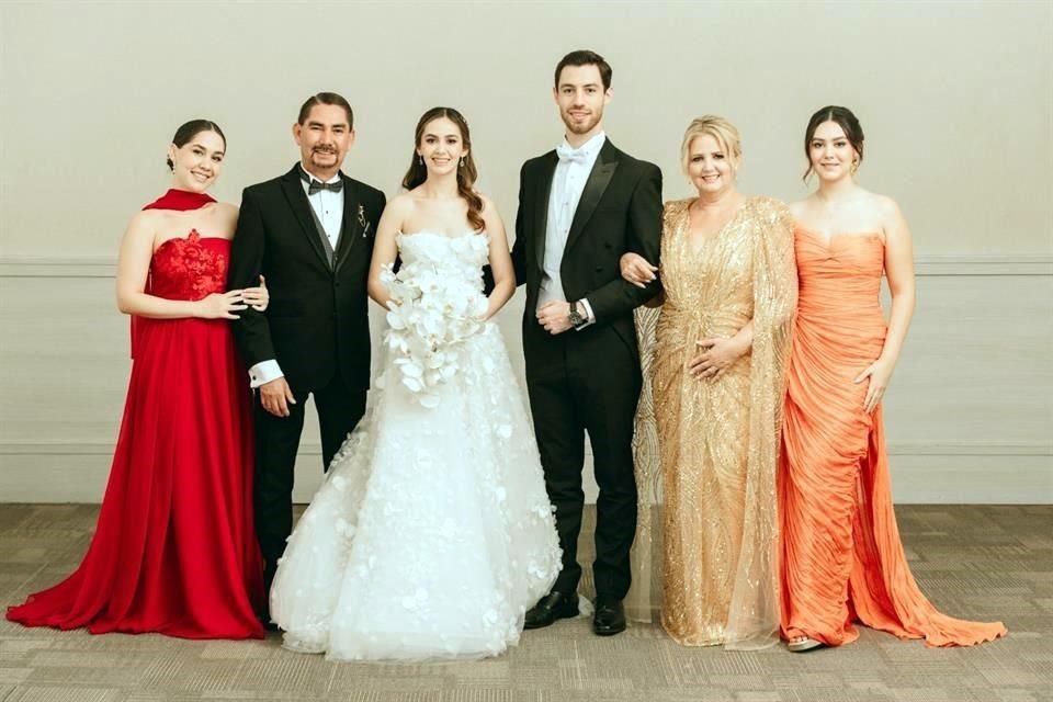 FAMILIA DE LA NOVIA<br>Lizbeth Elizondo Páez, Alfonso Elizondo Herrera, Lorena Abigaíl Elizondo Páez, Gerardo Elizondo Lozano, Lorena Páez de Elizondo y Diana Elizondo Páez