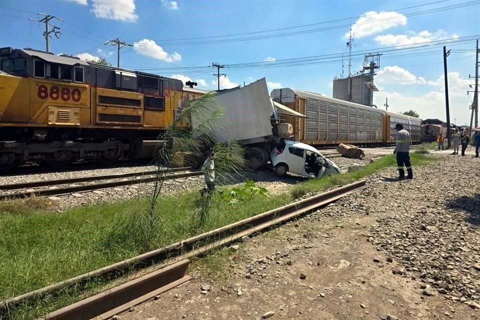 Un tráiler que intentó ganarle el paso al tren, es embestido y causa que impacte a otra unidad de carga y a un auto, en Salinas Victoria.