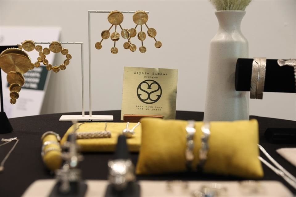 Una de las firmas más importantes invitadas fue Sophie Simone Designs, una marca especializada en piezas de joyería más versátiles.