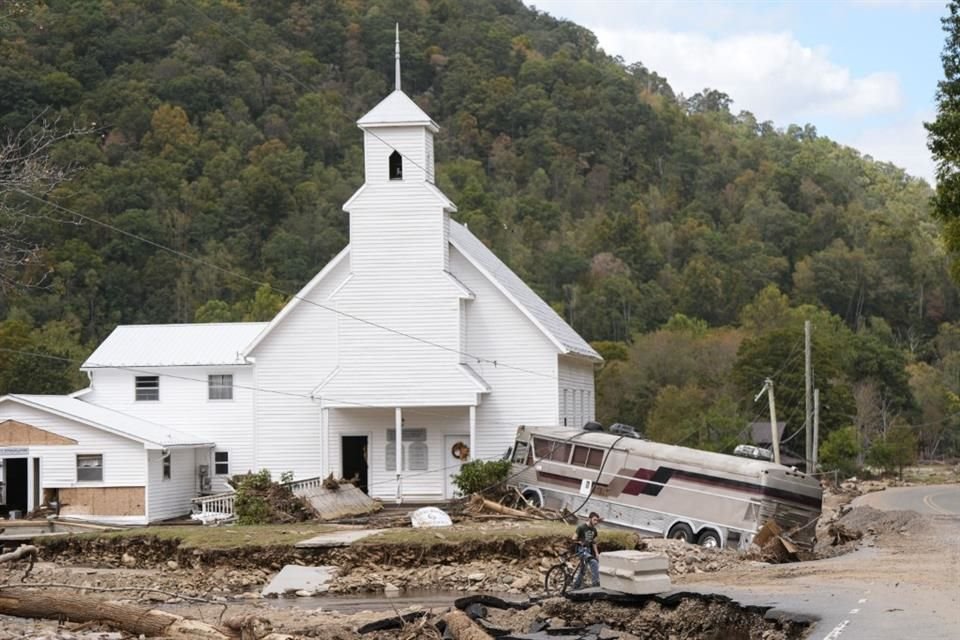 Un iglesia a un lado de los escombros provocados por el huracán 'Helene', en Carolina del Norte, el 3 de octubre.