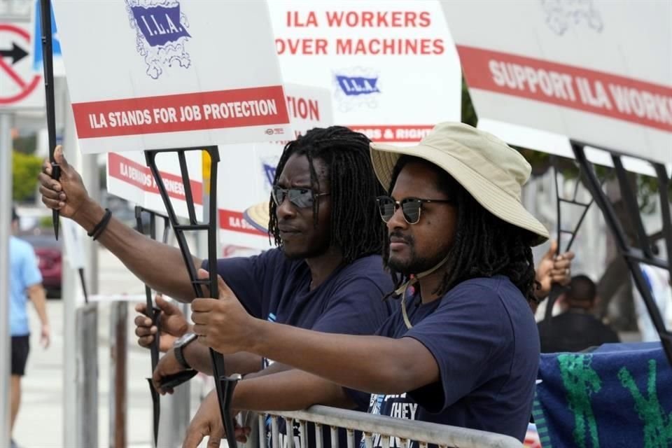 Trabajadores portuarios del Puerto de Miami.