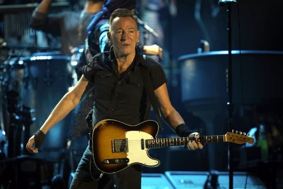 Springsteen asegura que el equipo demócrata de Kamala y Tim está comprometido en hacer crecer la economía de EU de una manera que beneficie a todos los ciudadanos.