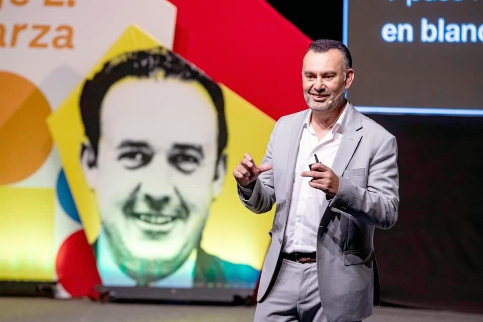 Fernando Anzures, durante su conferencia magistral.
