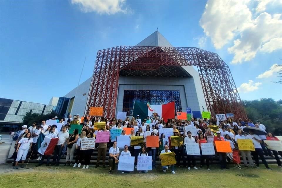 Con pancartas en las que pedían revisar la reforma judicial, trabajadores del PJF se manifestaron adentro y afuera de Cintermex.