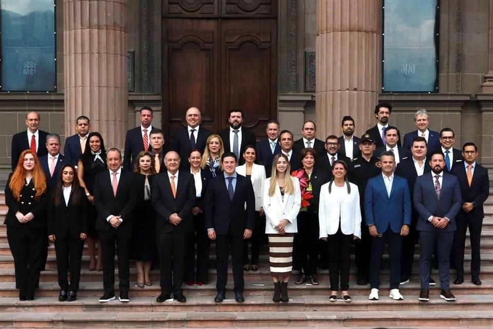 El Gobernador Samuel García y su Gabinete completo se tomaron una foto en las escalinatas del Palacio de Cantera.