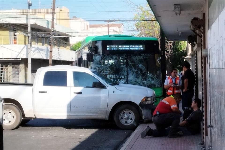 El automóvil fue impactado por un camión de la Ruta 117, luego de pasarse una señal de Alto en Escobedo y Reforma.