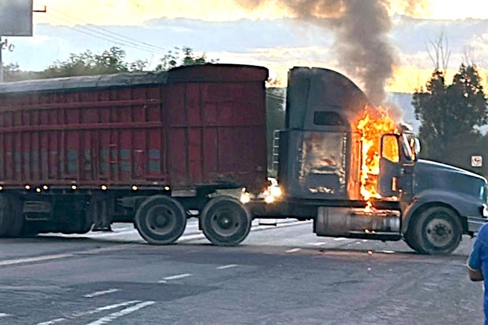 Bloqueos carreteros, autos y camiones de carga incendiados y enfrentamientos en tres municipios, tras la detención de un presunto capo en el municipio de Cosío, alarmaron a la población de Aguascalientes. La carretera 45 hacia Zacatecas fue bloqueada en distintos tramos por grupos criminales.