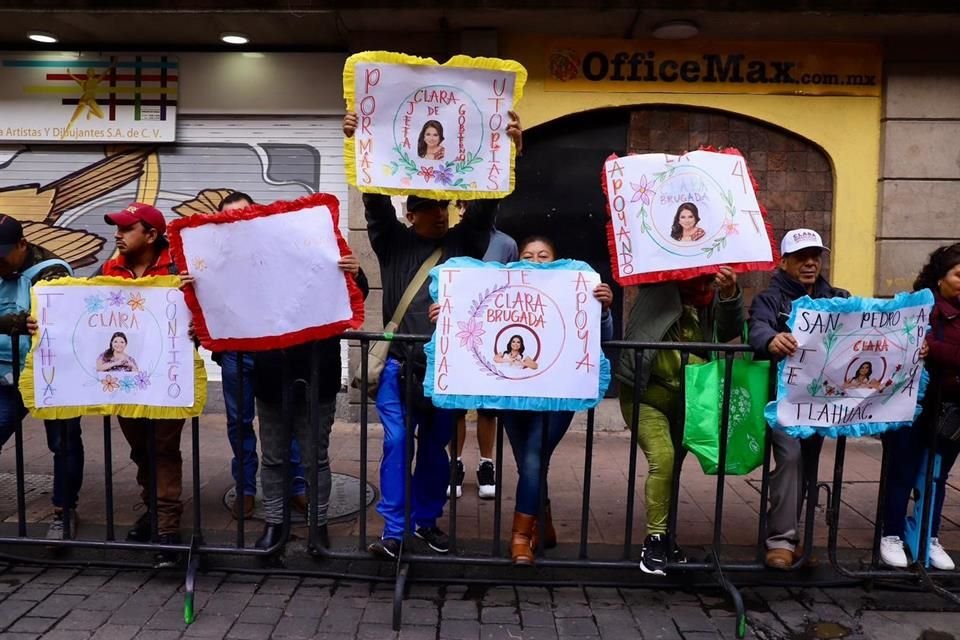 Vecinos de alcaldías como Tláhuac, Tlalpan, Cuauhtémoc y Azcapotzalco formaron vallas sobre las calles de Donceles y Allende. 