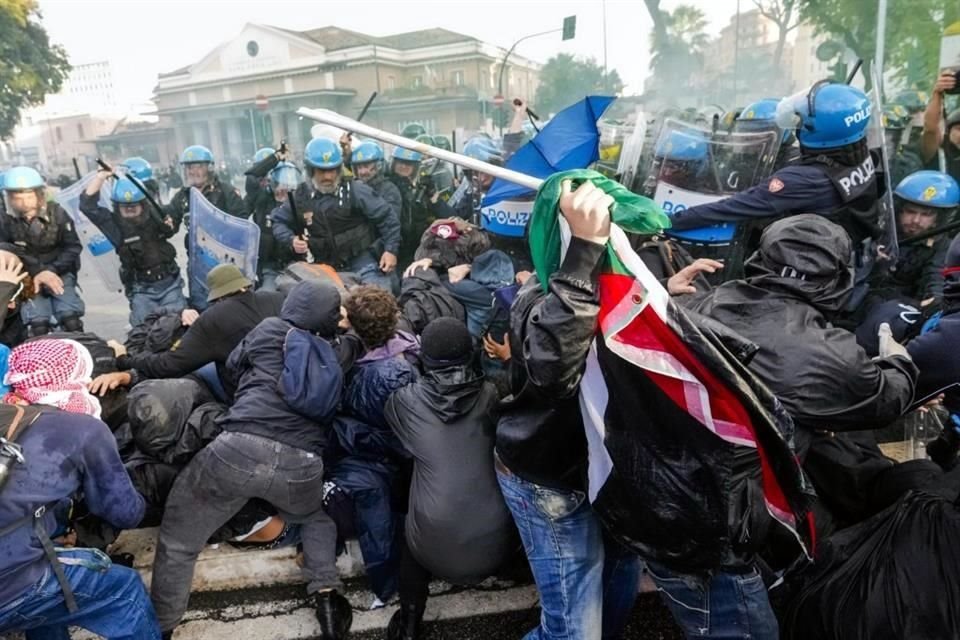 Policía italiana y manifestantes propalestinos se enfrentaron durante una marcha en apoyo del pueblo palestino en Roma.