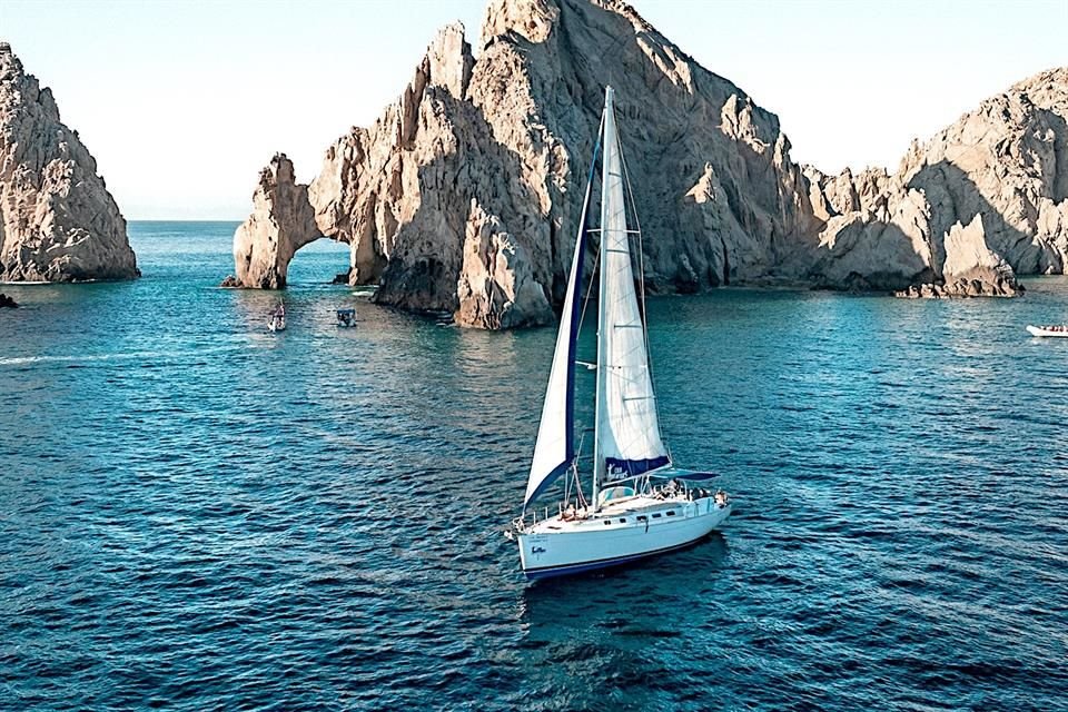 Actividades acuáticas, bellos atardeceres y una formación rocosa que es todo un ícono, son algunos atractivos del Arco de Cabo San Lucas.