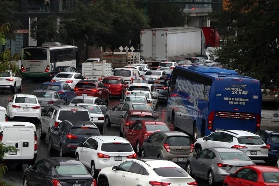 El atorón provoca un efecto en cadena que saturó vialidades cercanas al Parque Fundidora.