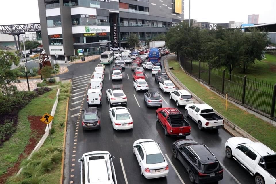 Los asistentes a la Feria realizaron tres filas y ocupan el mismo número de carriles para poder ingresar a Cintermex.