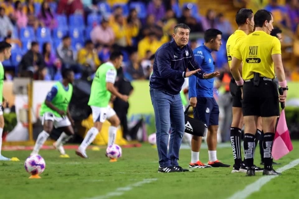 El 'Chepo' buscó con sus pupilos encontrar el empate, pero tuvieron pocas ocasiones claras.