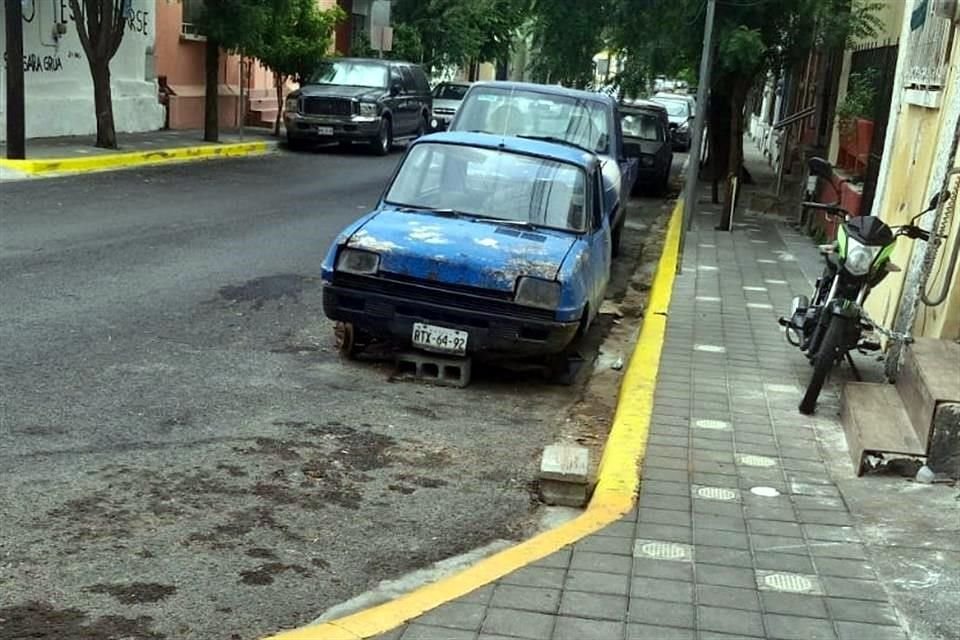 Entre Diego de Montemayor y Platón Sánchez, abandonaron dos vehículos, uno de los cuales incluso carece de llantas y esta sobre unos bloques.