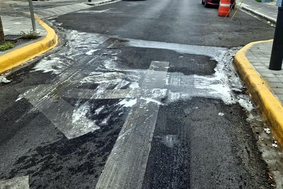 En esta misma zona, una panadería tiraba el agua en desuso sobre el corredor verde.