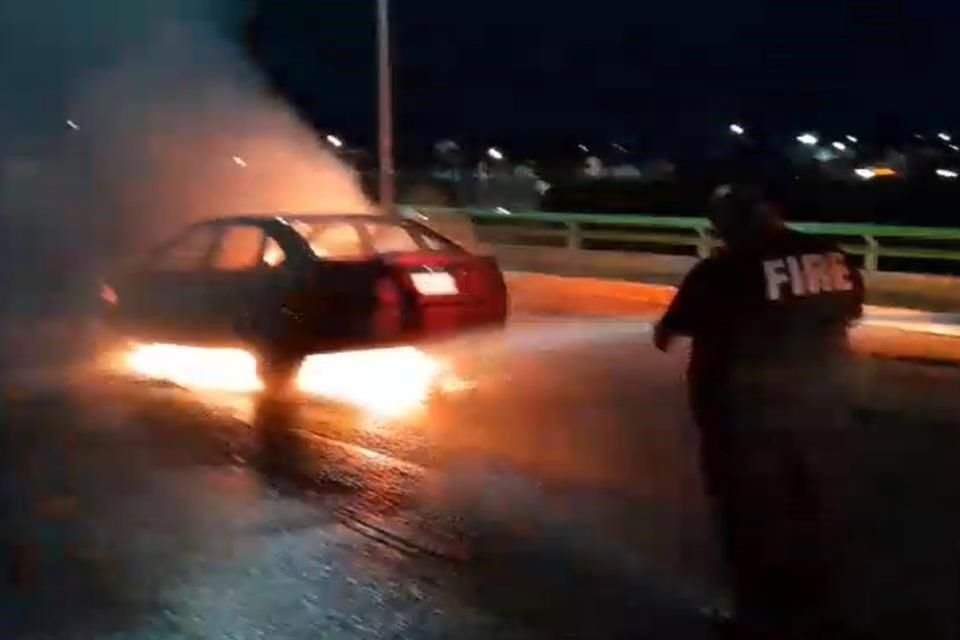 Un auto queda consumido tras incendiarse en el puente de la Avenida Lázaro Cárdenas, en Guadalupe, sin reportarse lesionados.