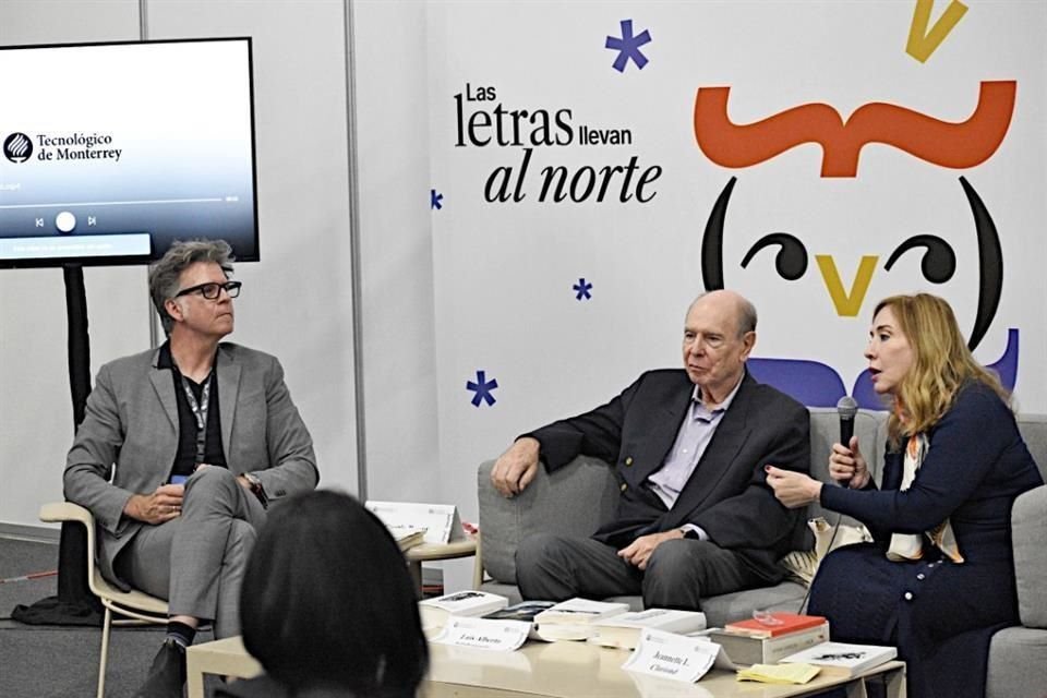 Curtis Bauer (izq.), Luis Alberto Ambroggio y Jeannette L. Clariond conversaron sobre el arte de la traducción.