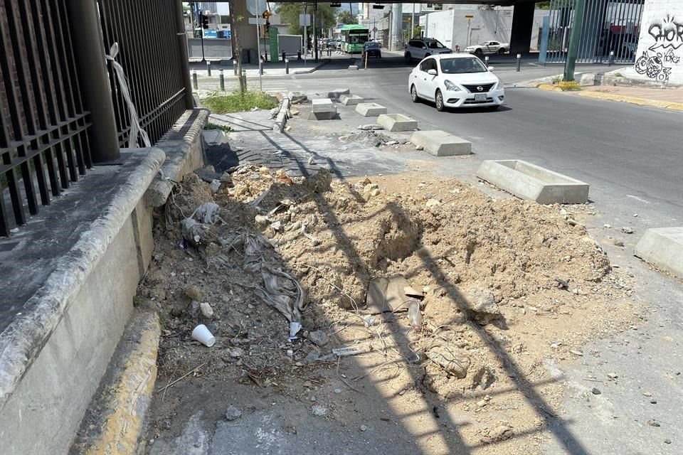 Aún hay material de construcción sobre las banquetas y la ciclovía está inconclusa.