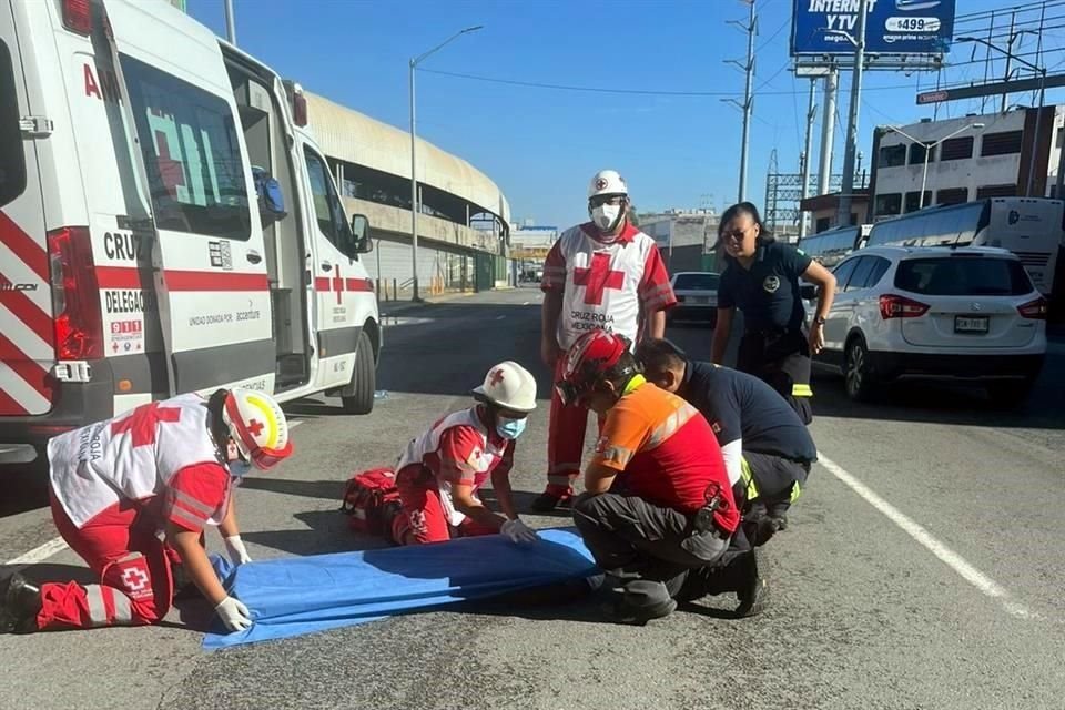 Paramédicos de la Cruz Roja intentaron reanimar al hombre de unos 60 años que fue atropellado en la Avenida Alfonso Reyes.