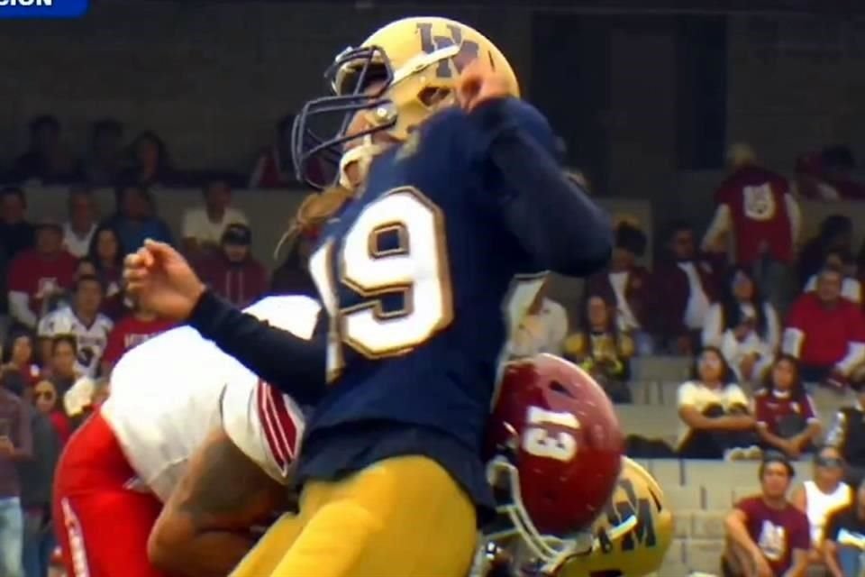 Así fue tacleada Andrea Martínez luego de un intento de gol de campo.