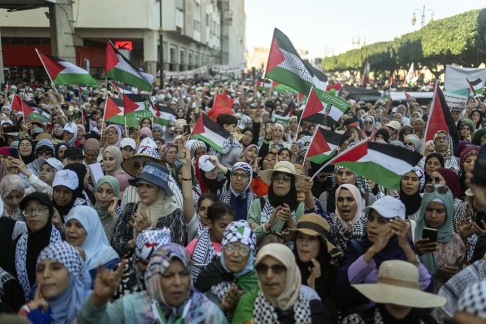 Mujeres sostienen banderas palestinas en Marruecos, el 6 de octubre del 2024.