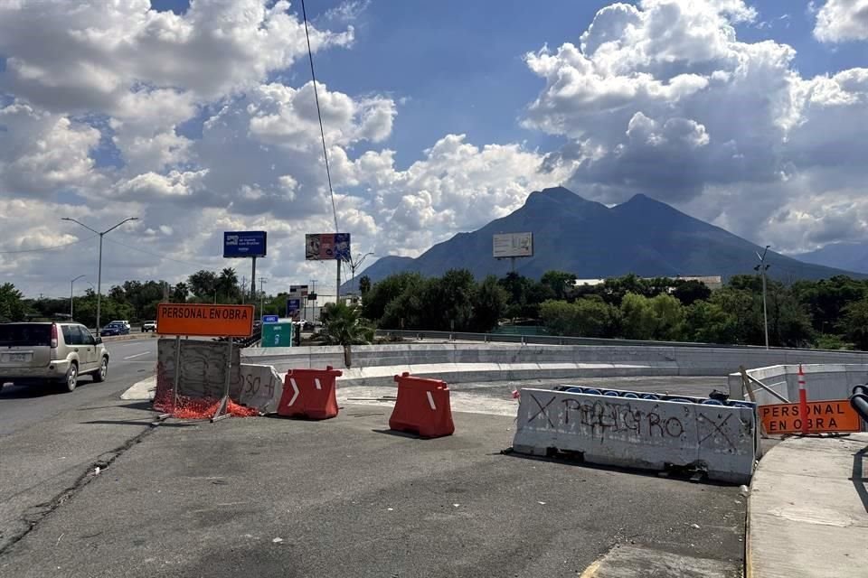 Las obras de la gaza que conecta el Puente Azteca con los carriles exprés, ayer estuvieron abandonadas.