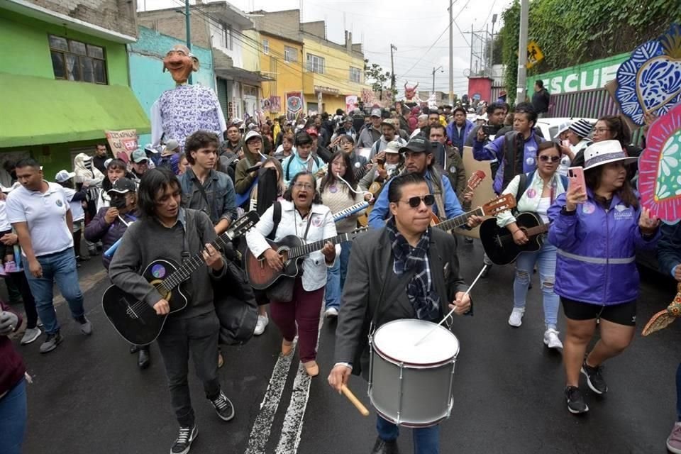 Música, baile y pancartas de apoyo recibieron a Clara Brugada en Teotongo, colonia de Iztapalapa a la cual atribuyó su formación política.