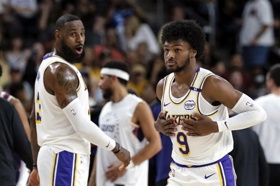 LeBron James y su hijo Bronny compartieron la duela en el juego de pretemproada entre Lakers y Suns.