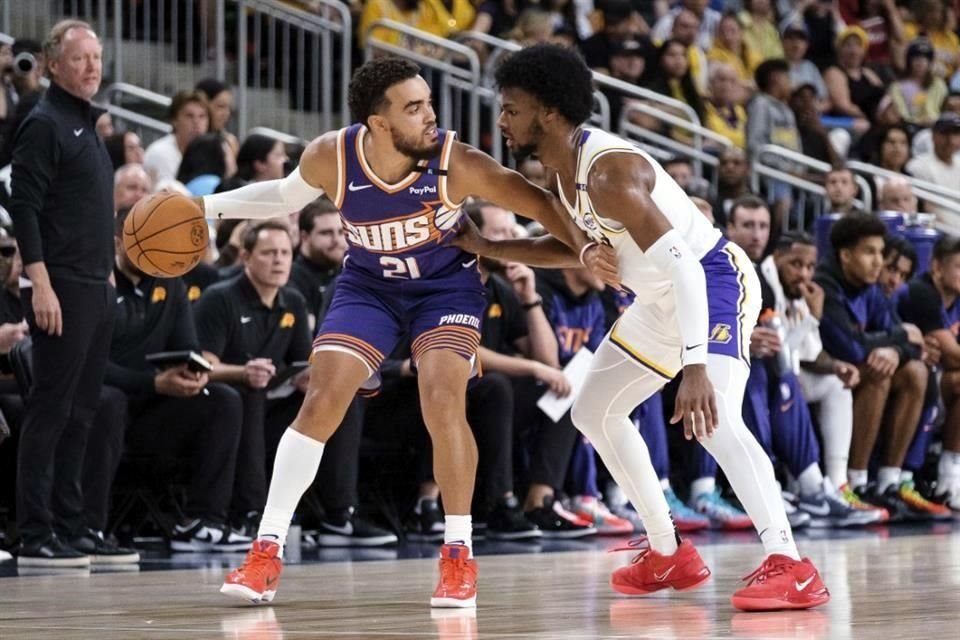 Bronny James presiona al guardia de los Suns, Tyus Jones (21).