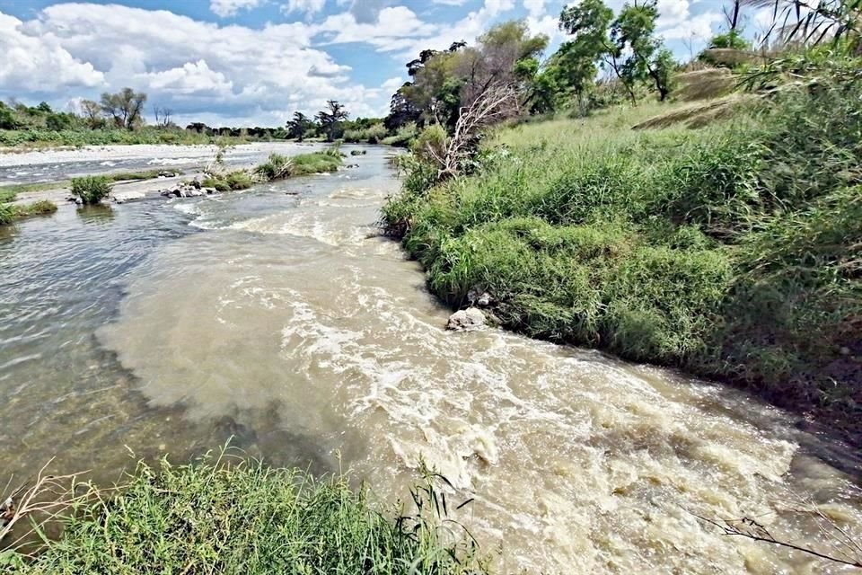 La descarga de la estación de bombeo de aguas residuales de AyD contamina al Río Santa Catarina a la altura del municipio de Juárez.